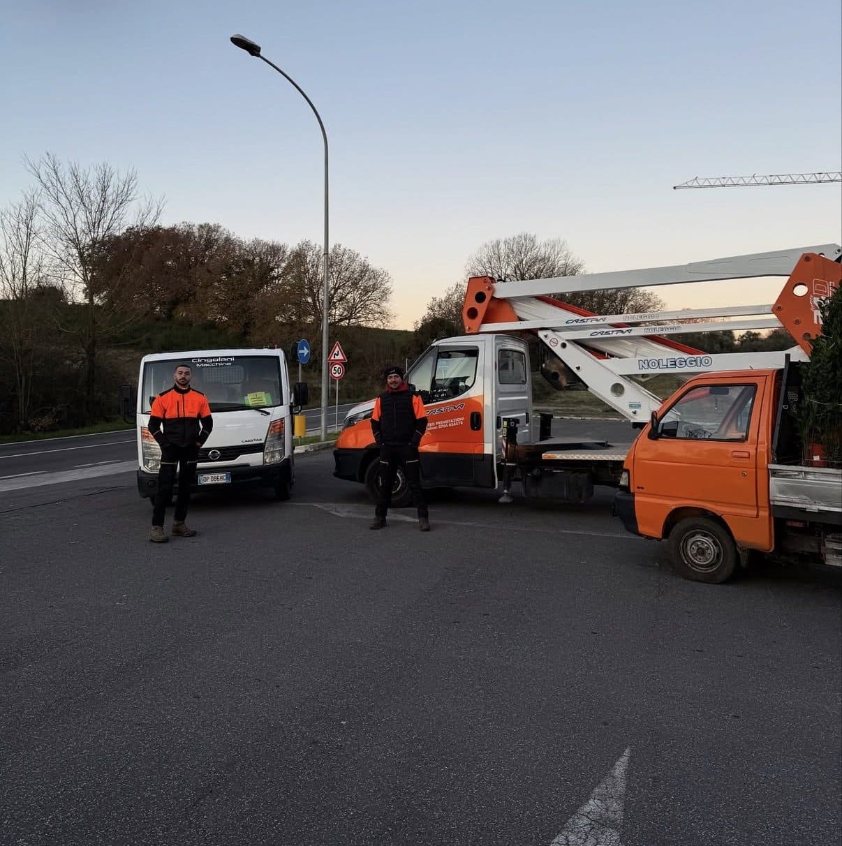 I mezzi di GF Garden fermi all’alba prima di un intervento, con l’autocarro che porta la piattaforma aerea