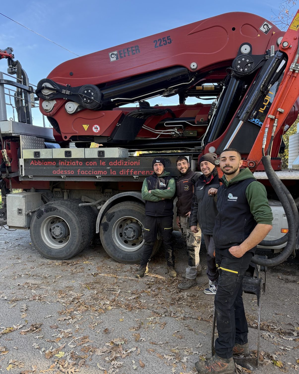 La squadra di GF Garden davanti all’autocarro con la gru montata, prima di un intervento